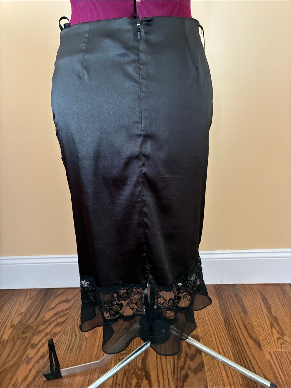 DOLCHE Apparel Elegant Black Beaded Floral Pencil Skirt, size Small - Picture 4 of 4